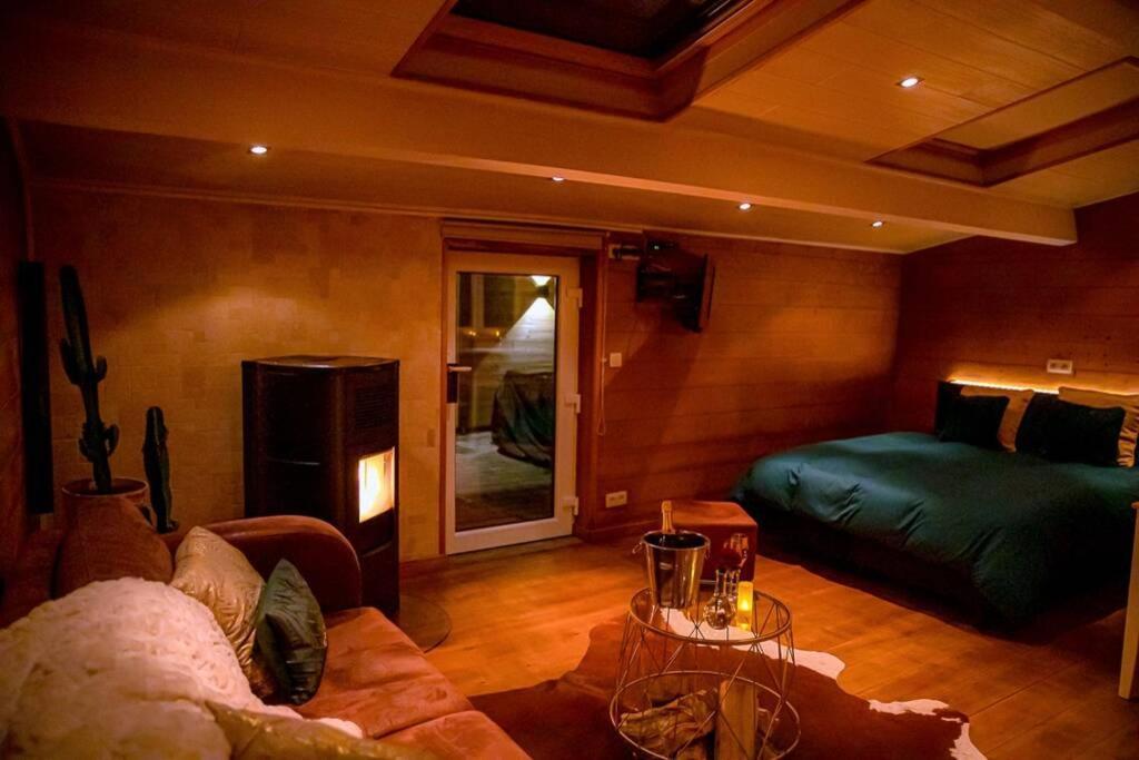 Le Spa Du Cabanon: Cabanon De Luxe Avec Spa Entierement Privatif Aye Exteriér fotografie
