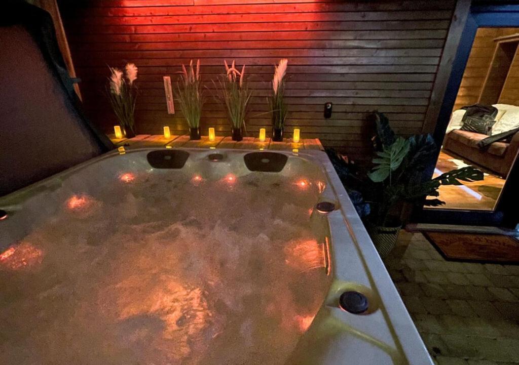 Le Spa Du Cabanon: Cabanon De Luxe Avec Spa Entierement Privatif Aye Exteriér fotografie